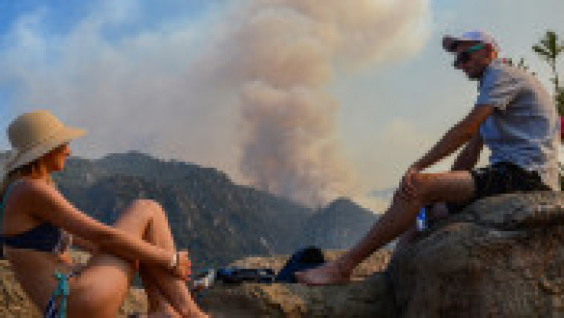 Turiștii sunt martorii incendiilor izbucnite pe coasta mediteraneană a Turciei Foto: Profimedia | Poza 1 din 23