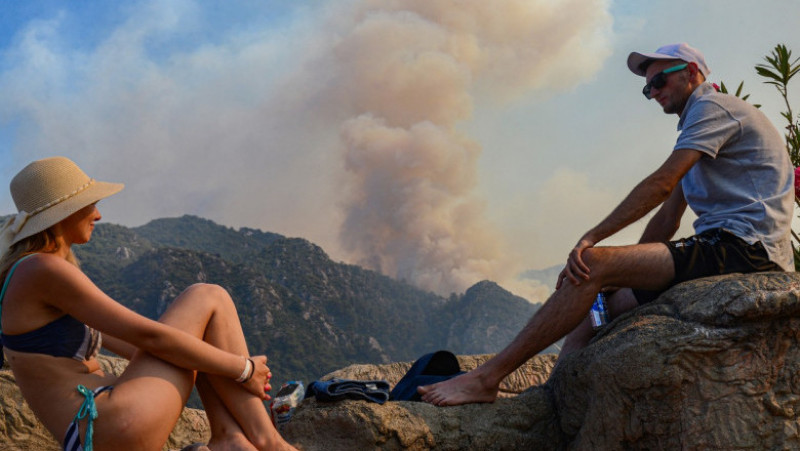 Turiștii sunt martorii incendiilor izbucnite pe coasta mediteraneană a Turciei Foto: Profimedia