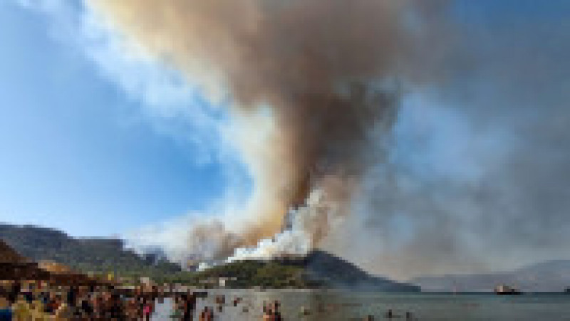 Fum de la un incendiu de vegetație izbucnit lângă Icmeler, la 8 km sud-vest de stațiunea Marmaris de la Marea Egee Foto: Profimedia | Poza 2 din 23