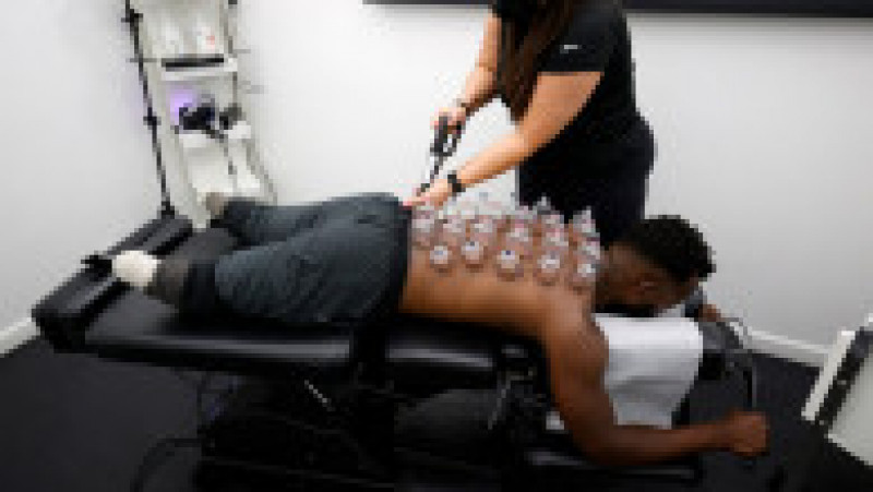 Blake Leeper, sportiv paralimpic, face terapie cu ventuze la un chiropractician din Los Angeles Foto: Profimedia | Poza 7 din 11