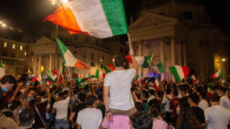 Italienii au sărbătorit victoria naționalei Italiei în meciul cu Spania pe străzi. Foto: Profimedia Images | Poza 2 din 10
