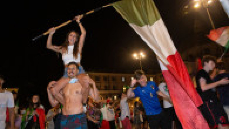 Italienii au sărbătorit victoria naționalei Italiei în meciul cu Spania pe străzi. Foto: Profimedia Images | Poza 6 din 10
