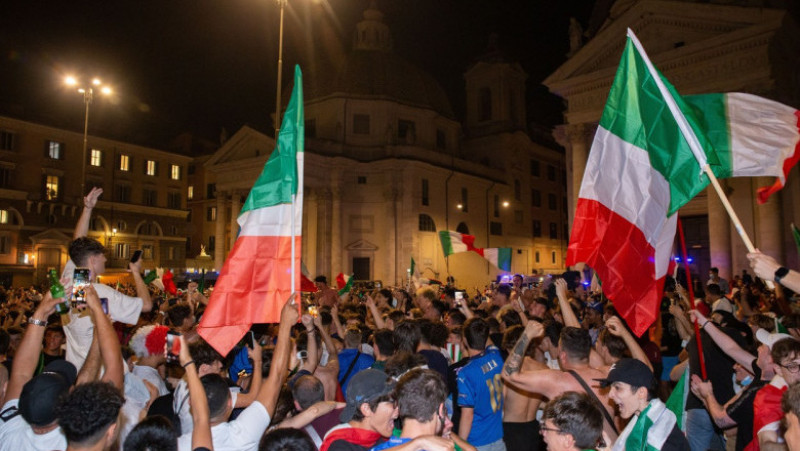 Italienii au sărbătorit victoria naționalei Italiei în meciul cu Spania pe străzi. Foto: Profimedia Images