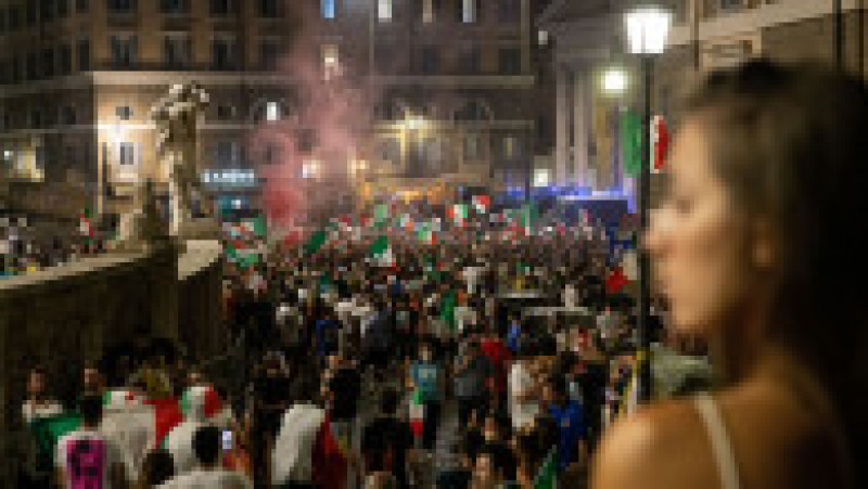 Italienii au sărbătorit victoria naționalei Italiei în meciul cu Spania pe străzi. Foto: Profimedia Images | Poza 5 din 10