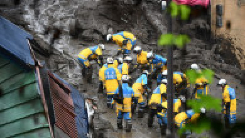 Căutarea persoanelor dispărute după o alunecare de teren, îngreunată de ploaia persistentă. Foto: Profimedia Images | Poza 8 din 8