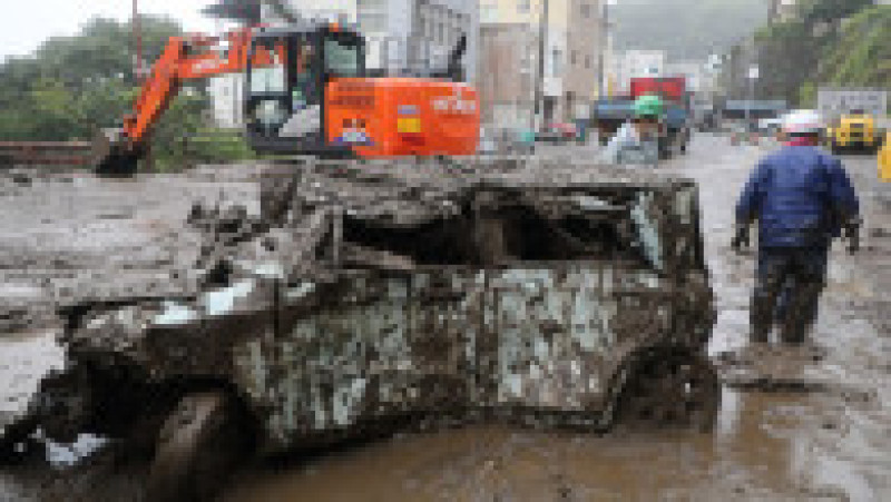 Căutarea persoanelor dispărute după o alunecare de teren, îngreunată de ploaia persistentă. Foto: Profimedia Images | Poza 6 din 8