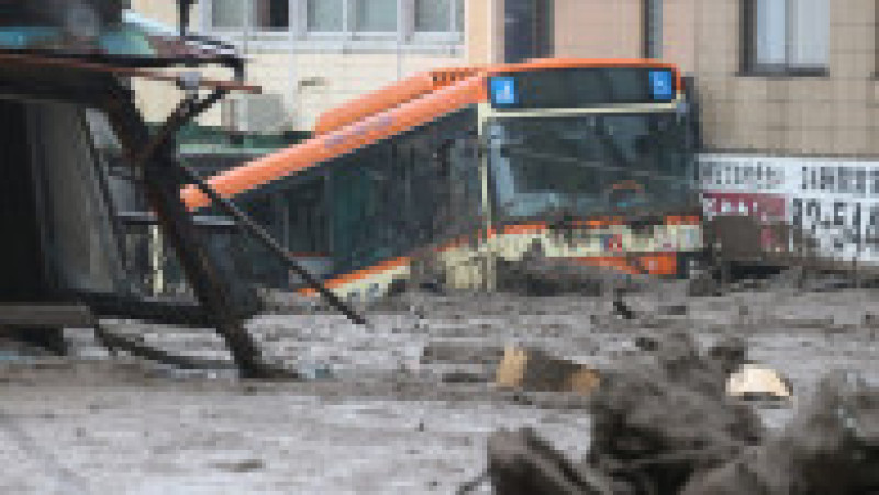 Căutarea persoanelor dispărute după o alunecare de teren, îngreunată de ploaia persistentă. Foto: Profimedia Images | Poza 3 din 8