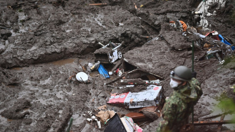 Căutarea persoanelor dispărute după o alunecare de teren, îngreunată de ploaia persistentă. Foto: Profimedia Images