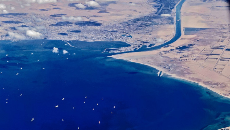 O imagine aeriană din 27 martie în care apare nava Ever Given blocată pe diagonală în Canalul Suez. Sursa foto: Profimedia Images
