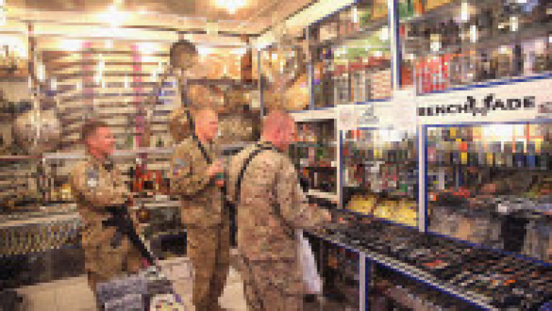 Soldații americani fac cumpărături într-unul din magazinele afgane din baza Bagram, pe 13 martie 2014. Sursa foto: Scott Olson/Getty Images | Poza 6 din 14