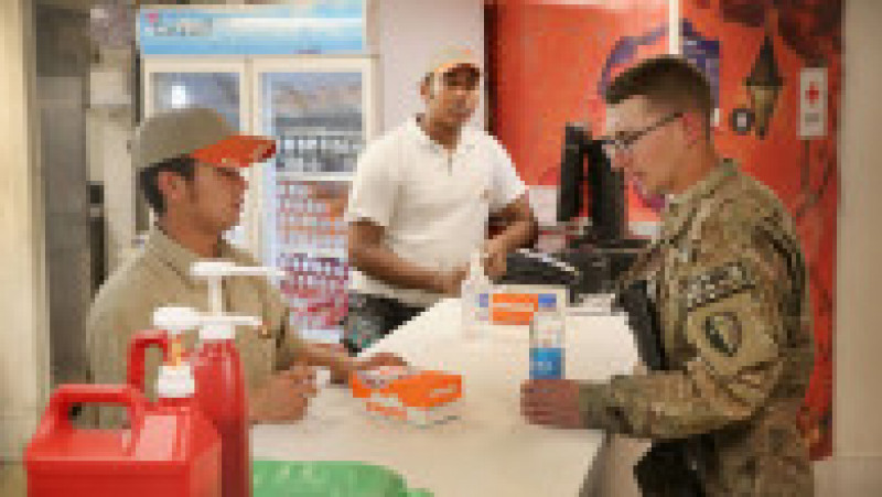 Un soldat american cumpără mâncare de la un restaurant fast-food din baza Bagram, pe 13 martie 2014. Sursa foto: Scott Olson/Getty Images | Poza 14 din 14