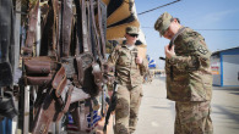 Soldații americani fac cumpărături într-unul din magazinele afgane din baza Bagram, pe 13 martie 2014. Sursa foto: Scott Olson/Getty Images | Poza 13 din 14