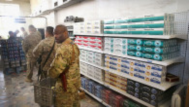  Soldații americani fac cumpărături într-un magazin din baza Bagram, pe 13 martie 2014. Sursa foto: Scott Olson/Getty Images | Poza 8 din 14