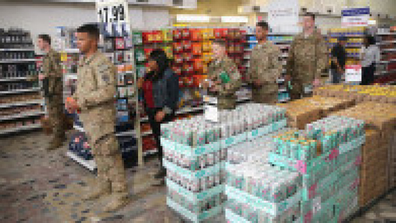  Soldații americani fac cumpărături într-un magazin din baza Bagram, pe 13 martie 2014. Sursa foto: Scott Olson/Getty Images | Poza 9 din 14