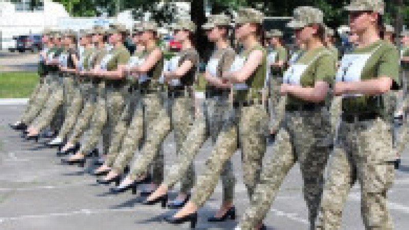 Ce spun femeile-soldat din Ucraina obligate să defileze pe tocuri 4 ore pe zi FOTO: Profimedia Images | Poza 1 din 5