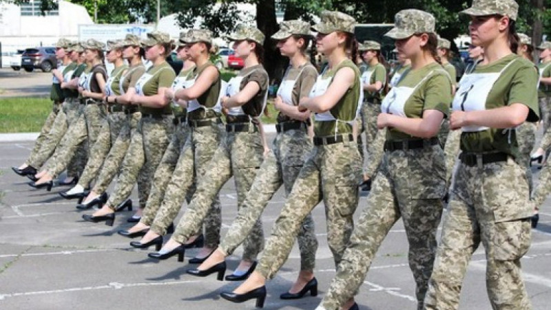 Ce spun femeile-soldat din Ucraina obligate să defileze pe tocuri 4 ore pe zi FOTO: Profimedia Images