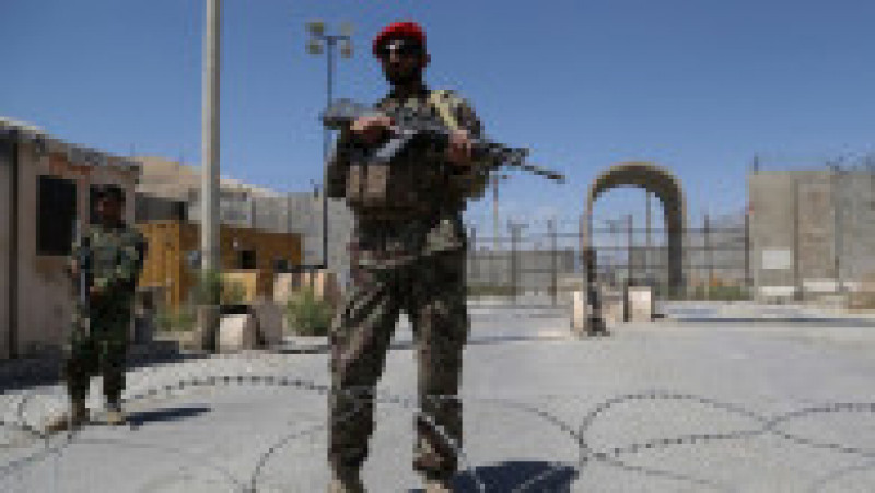 Un soldat al Armatei Naționale Afgane (ANA) păzește intrarea în baza Bagram, după plecarea trupelor americane și internaționale. Sursa foto: Profimedia Images | Poza 1 din 24