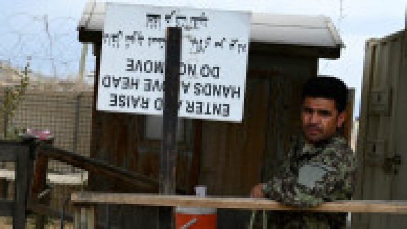 Un soldat al Armatei Naționale Afgane (ANA) păzește intrarea în baza Bagram, după plecarea trupelor americane și internaționale. Sursa foto: Profimedia Images | Poza 23 din 24