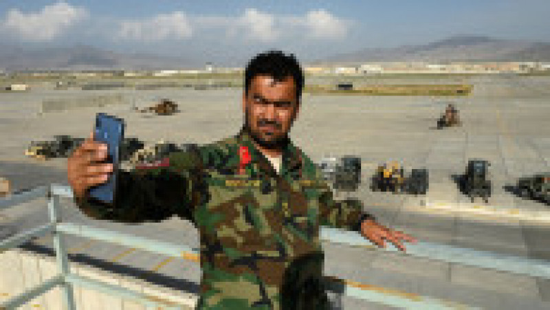 Un soldat al Armatei Naționale Afgane (ANA) își face o poză selfie cu telefonul mobil în interiorul bazei aeriene Bagram, după plecarea trupelor americane și internaționale. Sursa foto: Profimedia Images | Poza 20 din 24