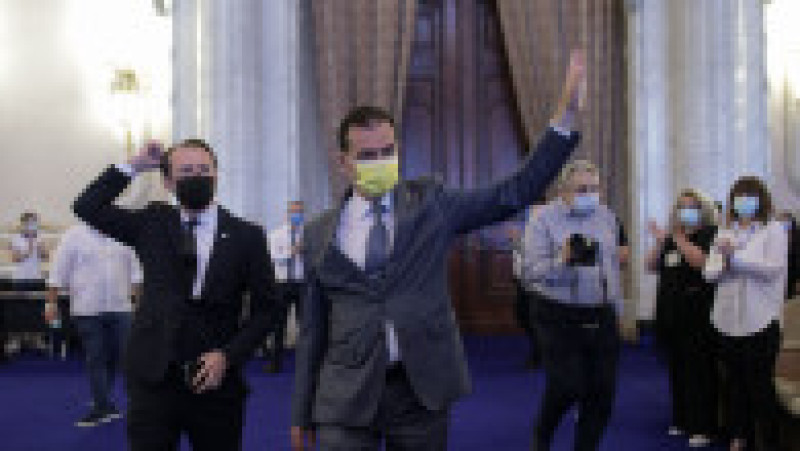 Ludovic Orban și Florin Cîțu își salută susținătorii, la alegerile pentru filiala Sectorului 2 a PNL Foto: Inquam Photos / Octav Ganea | Poza 3 din 5