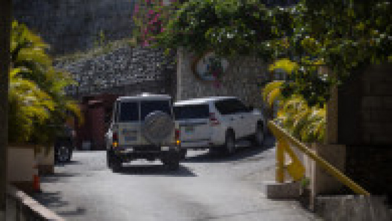 Mașini ale armatei la locuința președintelui haitian asasinat, Jovenel Moise. Foto: Profimedia Images | Poza 2 din 38