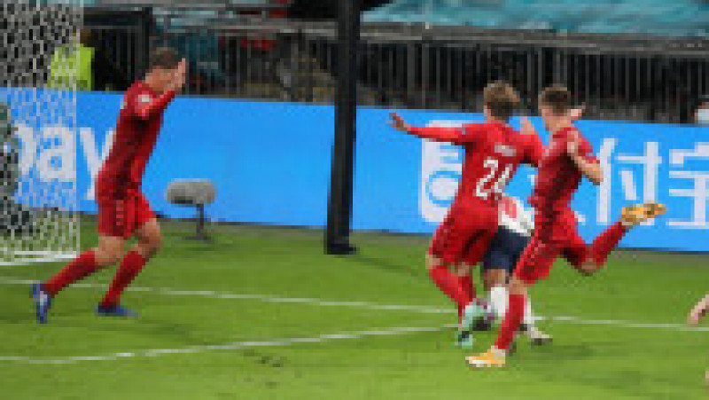Raheem Sterling cade în careul danezilor, faza în urma căreia britanicii au primit un penalti. Sursa foto: Profimedia Images | Poza 10 din 17