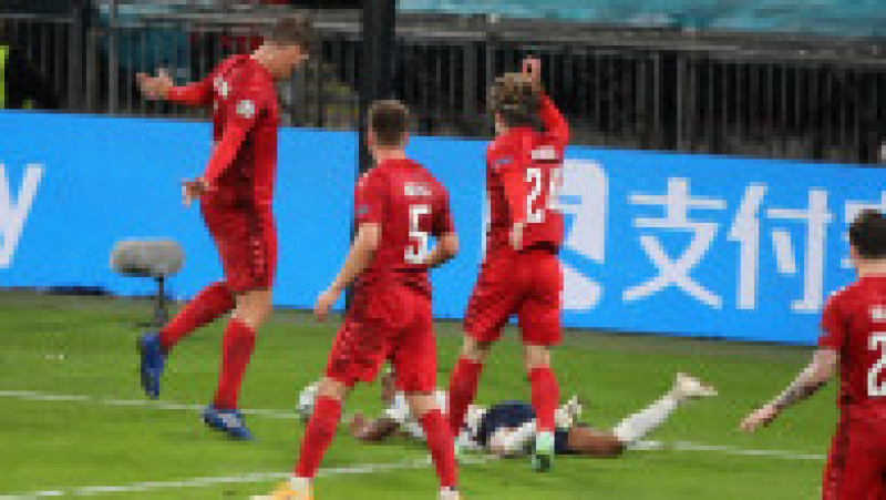 Raheem Sterling cade în careul danezilor, faza în urma căreia britanicii au primit un penalti. Sursa foto: Profimedia Images | Poza 8 din 17