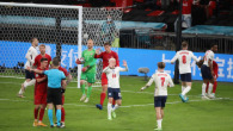 Arbitrul meciului acordă lovitura de la 11 metri în urma căreia Anglia a câștigat semifinala cu Danemarca. Sursa foto: Profimedia Images | Poza 11 din 17