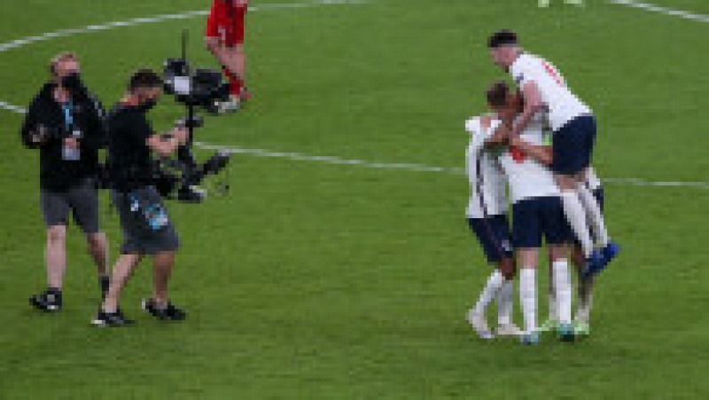 Jucătorii englezi sărbătoresc câștigarea meciului cu Danemarca. Sursa foto: Profimedia Images | Poza 4 din 17
