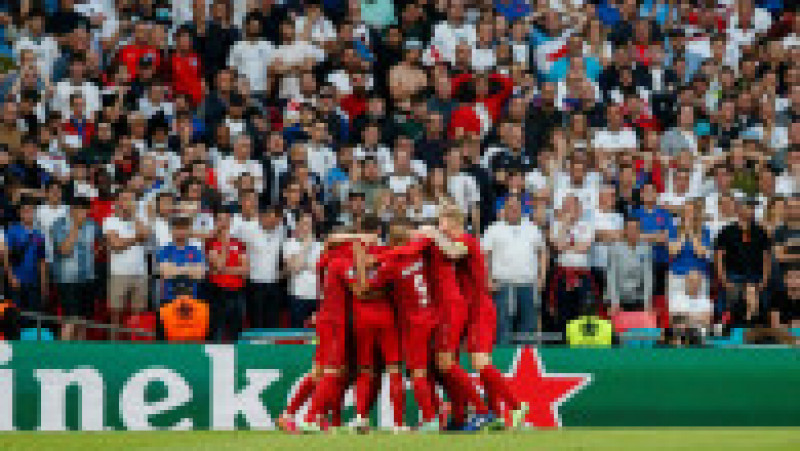 Jucătorii din Danemarca sărbătoresc după deschiderea scorului pe Wembley. Sursa foto: Profimedia Images | Poza 13 din 17