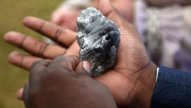 Un membru al guvernului din Botswana ține în mână diamantul de 1.174 de carate descoperit de compania Lucara în Botwsana. Sursa foto: Profimedia Images | Poza 4 din 8