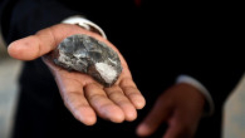 Un membru al guvernului din Botswana ține în mână diamantul de 1.174 de carate descoperit de compania Lucara în Botwsana. Sursa foto: Profimedia Images | Poza 7 din 8