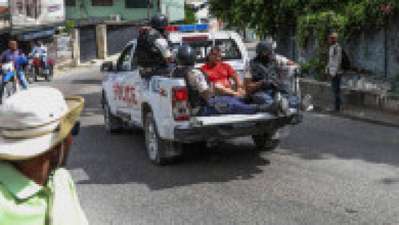 Un suspect că a participat la asasinatul președintelui Jovenel Moise este transportat la o secție de poliție. Foto: Profimedia Images | Poza 25 din 34