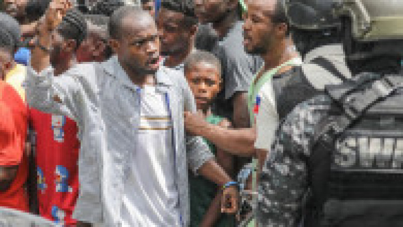 Mulțimea înconjoară secția de poliție din Petionville, unde sunt reținuți mai muli suspecți acuzați că ar fi implicați în uciderea președintelui haitian Jovenel Moise. Sursa foto: Profimedia Images | Poza 22 din 34