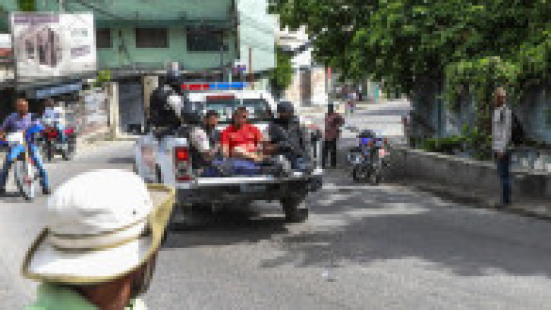 Doi bărbați suspectați că ar fi implicați în uciderea președintelui Jovenel Moise sunt transportați la secția de poliție Petionville. Sursa foto: Profimedia Images | Poza 18 din 38