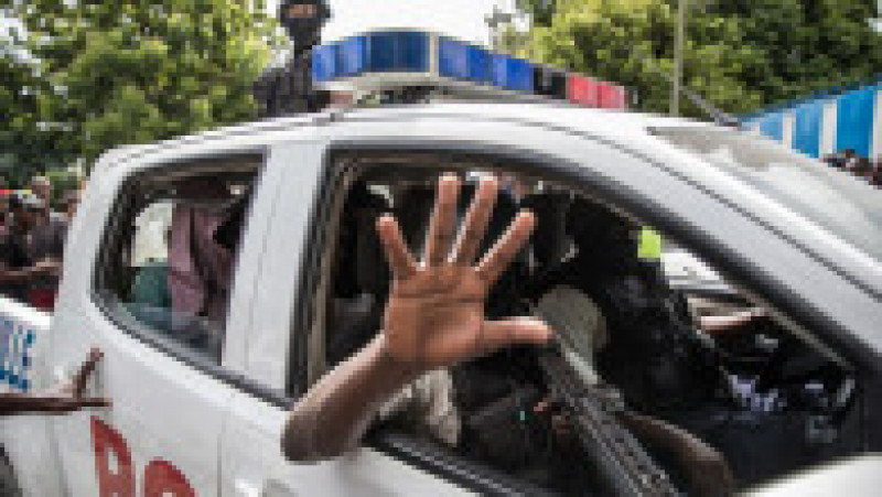 Doi bărbați suspectați că ar fi implicați în uciderea președintelui Jovenel Moise sunt transportați la secția de poliție Petionville. Sursa foto: Profimedia Images | Poza 13 din 26