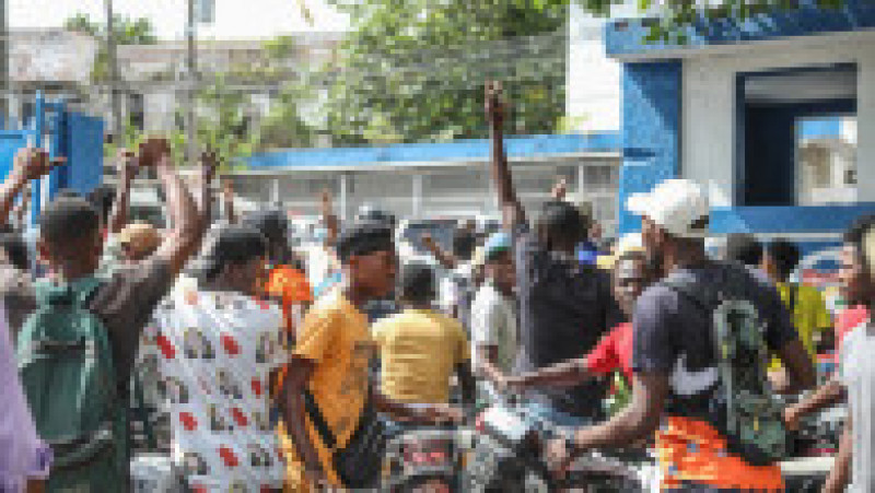 Mulțimea înconjoară secția de poliție din Petionville, unde sunt reținuți mai muli suspecți acuzați că ar fi implicați în uciderea președintelui haitian Jovenel Moise. Sursa foto: Profimedia Images | Poza 20 din 34