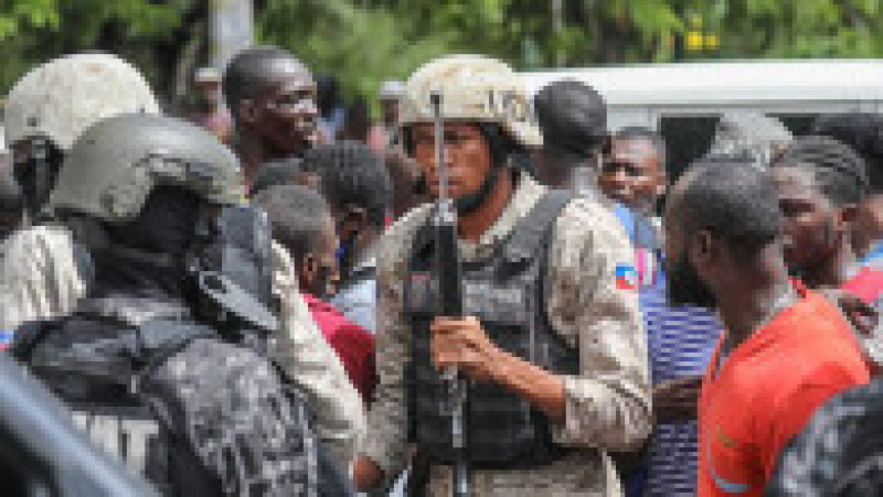 Mulțimea înconjoară secția de poliție din Petionville, unde sunt reținuți mai muli suspecți acuzați că ar fi implicați în uciderea președintelui haitian Jovenel Moise. Sursa foto: Profimedia Images | Poza 9 din 26