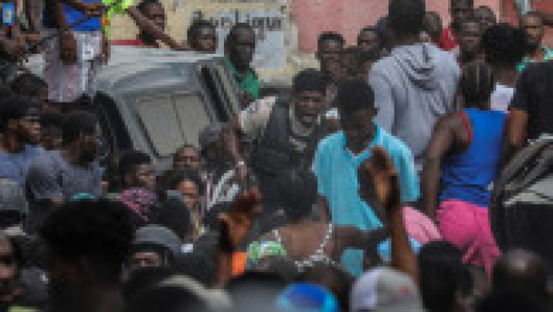 
Mulțimea reacționează după arestarea suspecților în cazul uciderii președintelui Jovenel Moise. Sursa foto: Profimedia Images | Poza 11 din 34