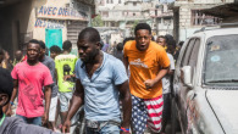 Mulțimea merge să ajute poliția în mahalaua Jalousie, unde au fost arestați mai mulți suspecți în cazul uciderii președintelui haitian. Sursa foto: Profimedia Images | Poza 22 din 26