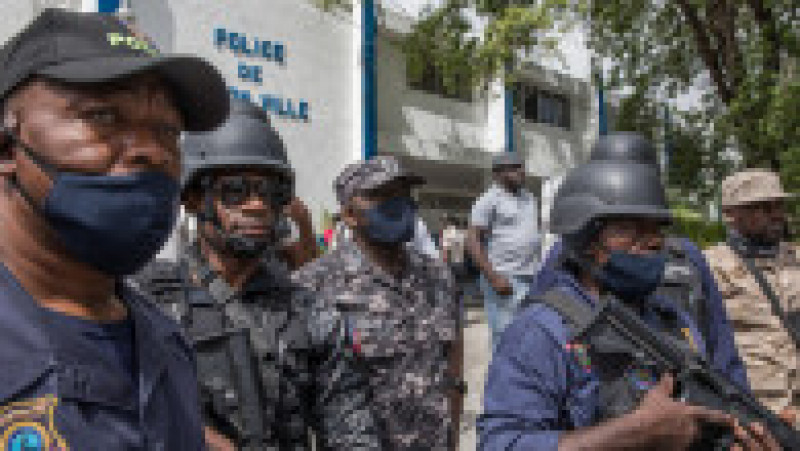 Leon Charles, șeful Poliției Naționale din Haiti, urmărește situația, în timp ce mulțimea înconjoară secția Petionville, unde sunt reținuți suspecții în cazul uciderii președintelui Jovenel Moise. Sursa foto: Profimedia Images | Poza 16 din 24