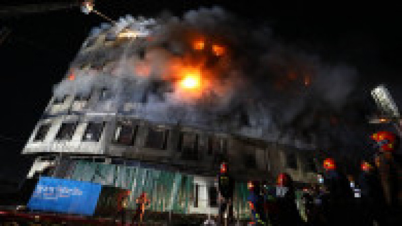 52 de morți în urma unui incendiu izbucnit la o fabrică din Bangladesh. Foto: Profimedia Images | Poza 2 din 12