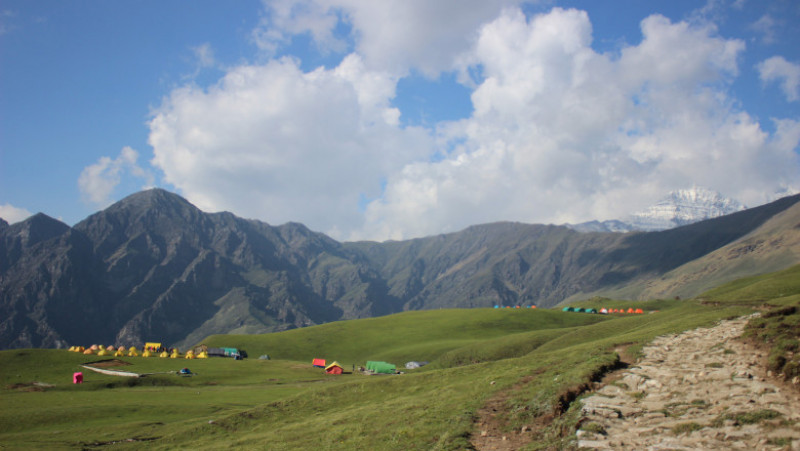 Tabără pentru turiști lângă lacul Roopkund, sau „lacul scheletelor”, din Himalaya. Foto: GettyImages