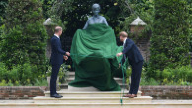 Prințul William și prințul Harry dezvelesc statuia reprezentându-o pe mama lor, prințesa Diana Foto: Profimedia | Poza 13 din 21