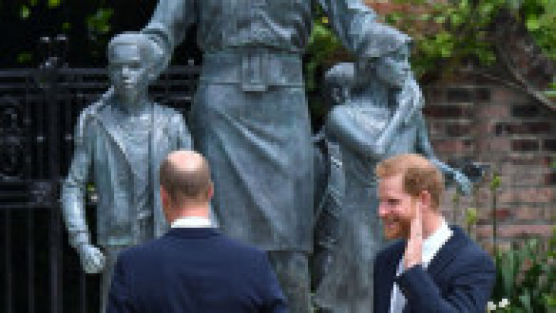 Prinții William și Harry au părut să fie în largul lor la evenimentul restrâns organizat pentru inaugurarea statuii reprezentându-o pe mama lor Foto: Profimedia | Poza 16 din 21