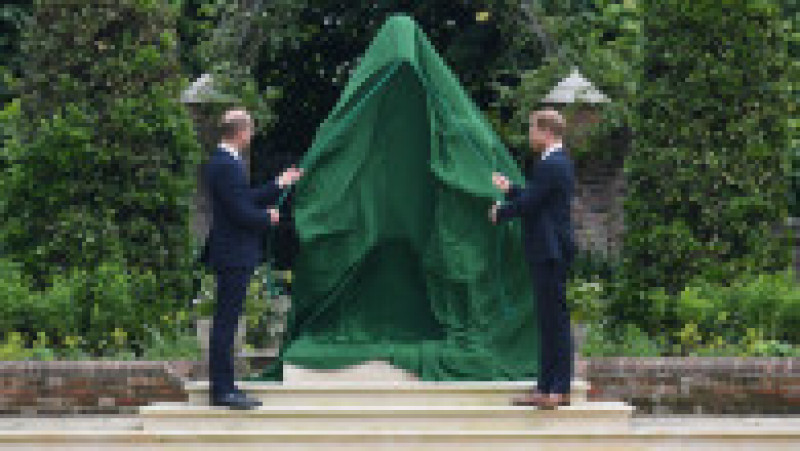 William și Harry îndepărtează pânza verde de pe statuia dedicată mamei lor, prințesa Diana Foto: Profimedia | Poza 12 din 21