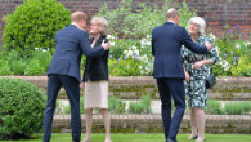 Prințul Harry și prințul William își salută mătușile, Lady Sarah McCorquodale (stânga) și Lady Jane Fellowes (dreapta), surorile prințesei Diana Foto: Profimedia | Poza 8 din 21