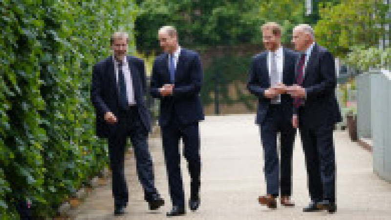 Prințul William și prințul Harry discută cu Rupert Gavin, președintele palatelor regale (stânga) și cu Jamie Lowther-Pinkerton (dreapta), fostul secretar privat al ducilor de Cambridge Foto: Profimedia | Poza 10 din 21