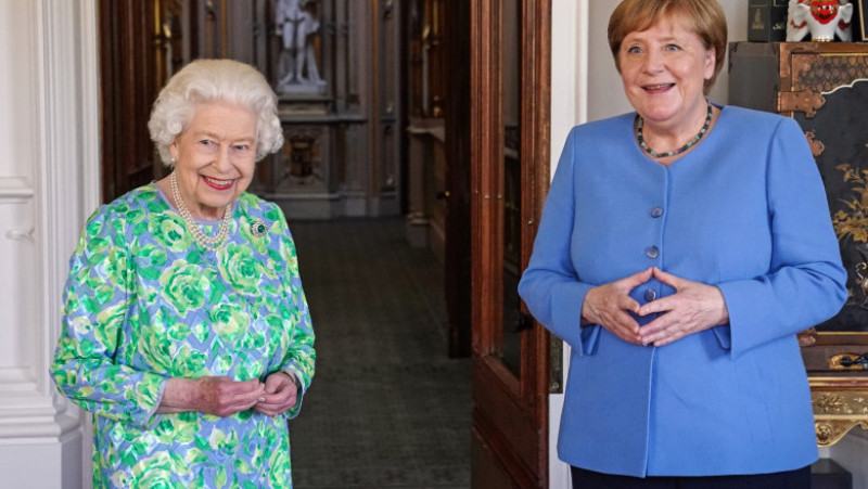 Angela Merkel își încheie în septembrie mandatul de cancelar și se întâlnește ultima dată cu Regina Elisabeta a II-a Foto: Profimedia