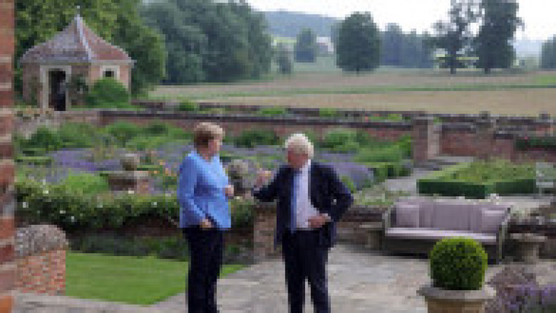 Angela Merkel și Boris Johnson discută în grădina reședinței de la Chequers Foto: Profimedia | Poza 9 din 22